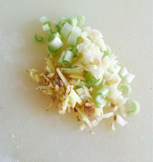 葱姜蒜切碎备用