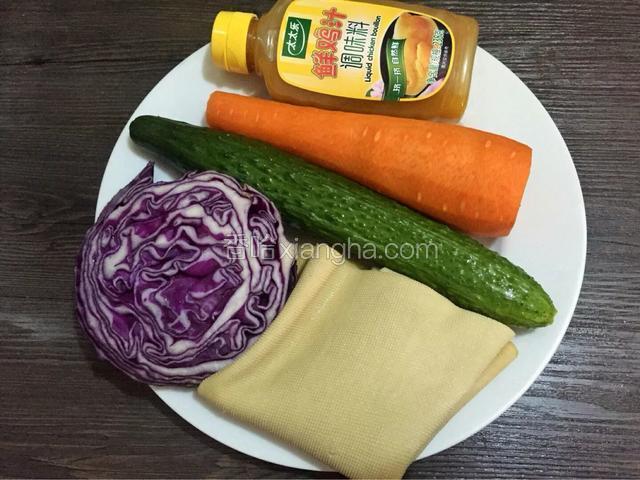 黄瓜，胡萝卜，紫甘蓝，豆皮，太太乐鲜鸡汁备用
