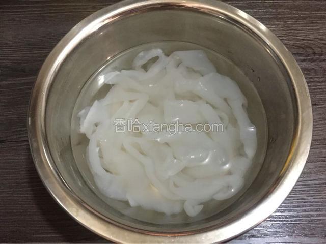 拉皮用冷水浸泡开沥干水分备用
