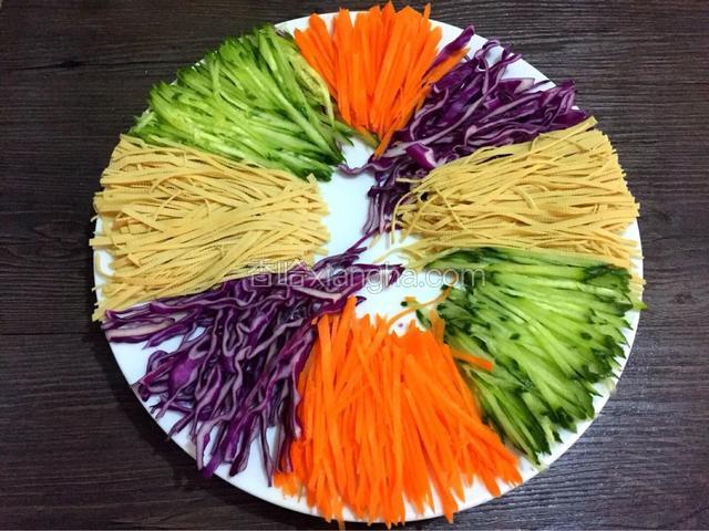 胡萝卜，黄瓜，紫甘蓝，干豆腐切成细丝码于盘边
