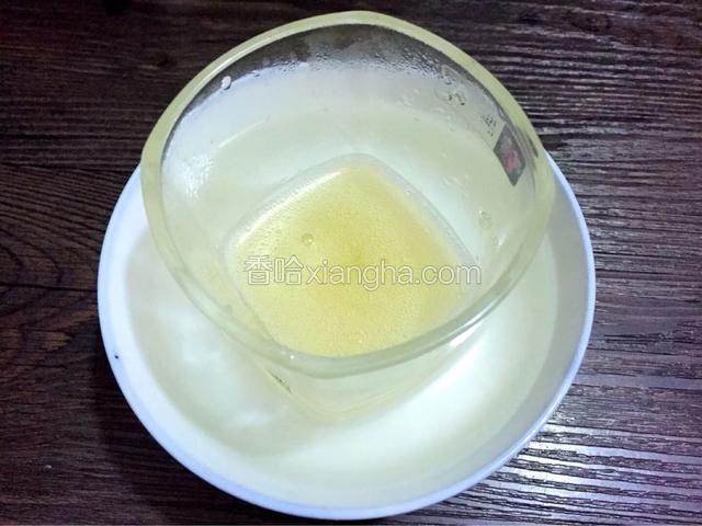 吉利丁片冷水浸泡软，隔水融化


