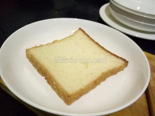 准备一片土司面包打底