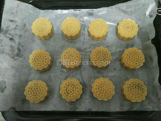 都做好后，用喷壶在表面喷水，放入提前预热200度的烤箱
