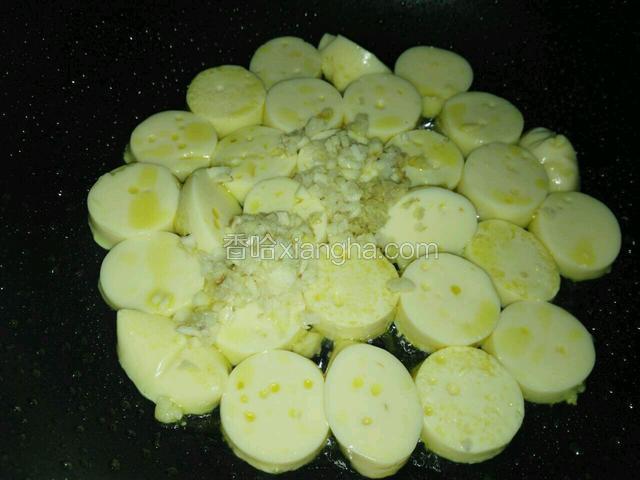 煎至一面微黄下蒜蓉，姜蓉入锅接着煎