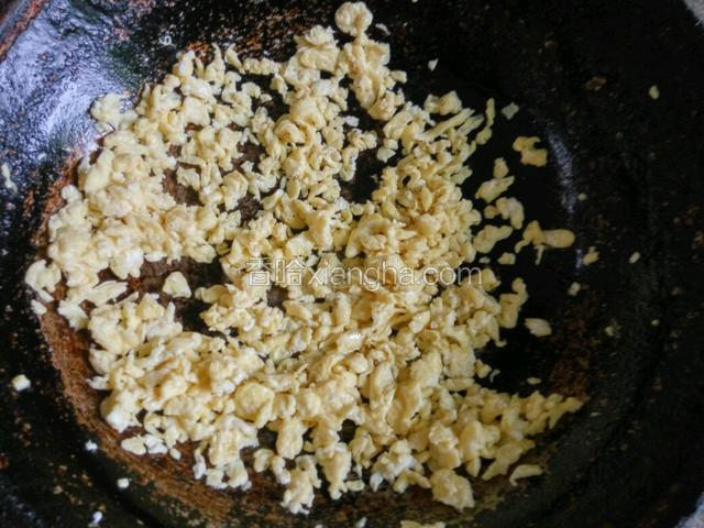 热锅，放10克花生油倒入鸡蛋炒碎，晾凉