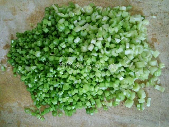 芹菜摘去叶子洗净控水，切碎
