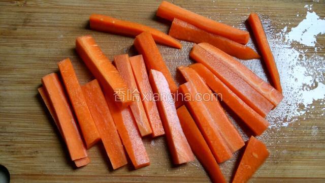 胡萝卜去皮切长条。