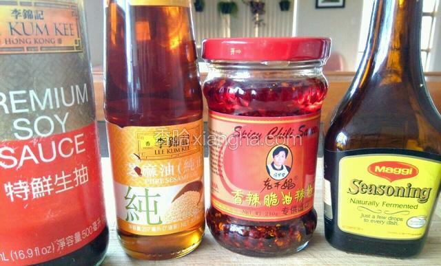 酸甜辣萝卜干（2）

泡发萝卜干的方法和上面一样。只是把调料换一下，