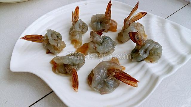 每个虾都做成这个形状。