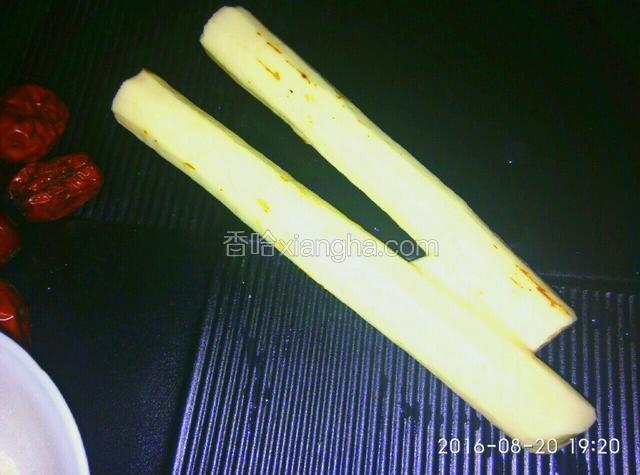 山药洗净削皮。