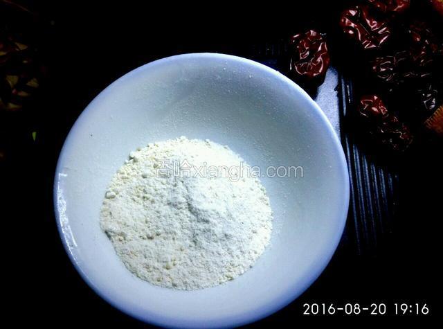 把茯苓粉倒入继续煮十分钟。