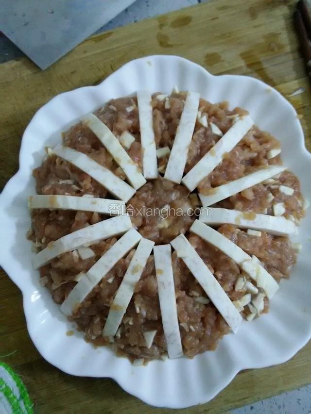 将腌好的肉沫放入香芋块之间，尽量塞满（如图）