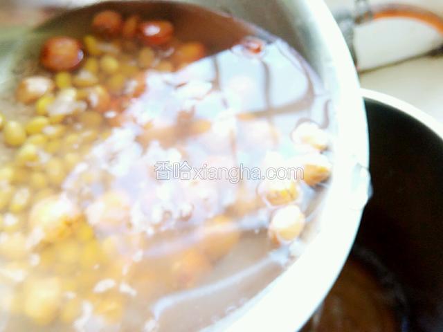 第二天早晨将食材和水倒入豆浆机内，水量到豆浆机水位保证线范围