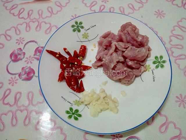 瘦肉大蒜小米椒，如图切好待用，