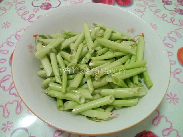 空心菜杆如图切段，（切之前用菜刀拍扁一下，好入味）
