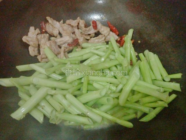 把肉放到旁边先，倒入空心菜杆，加人适量的盐大火翻炒，