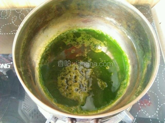 将菠菜汁用小锅烧开，撇去表面的沫沫。