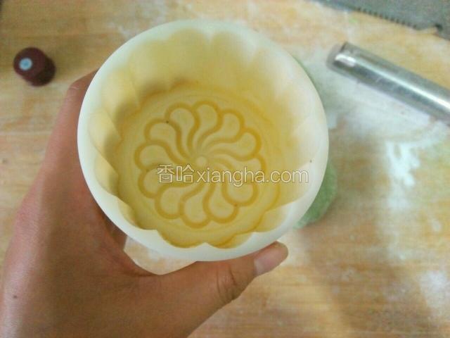 在月饼模具里面刷一点橄榄油。