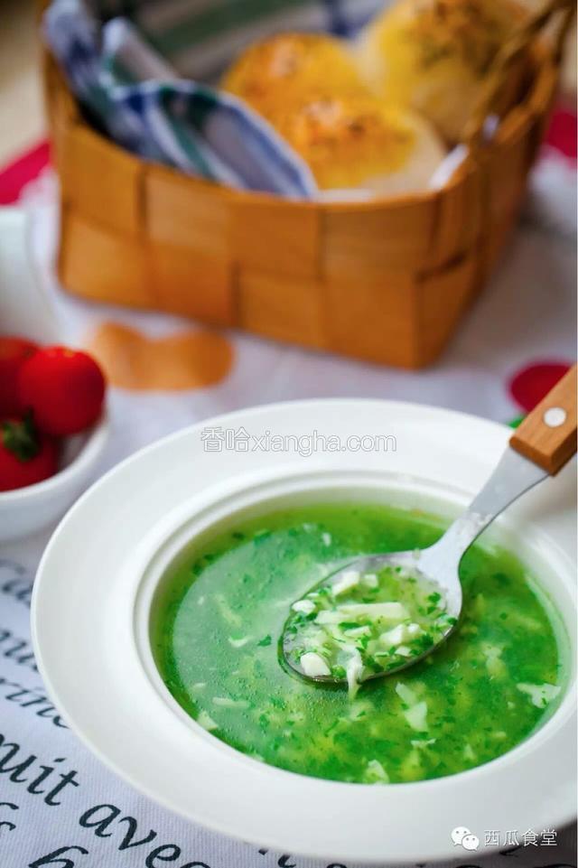 这款汤非常适合刚刚添加辅食的宝宝，
大宝宝也可以作为搭配主食的汤品哦～
妈妈们快动手做起来！