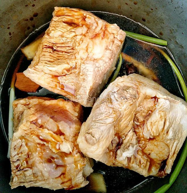 五花肉皮朝下放锅内，依次放入料酒，花雕酒，酱油，柠檬汁，高压锅压20分钟

