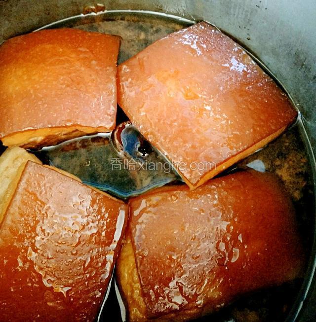 20分钟后肉翻面，加鸡精，盐再压15分钟
