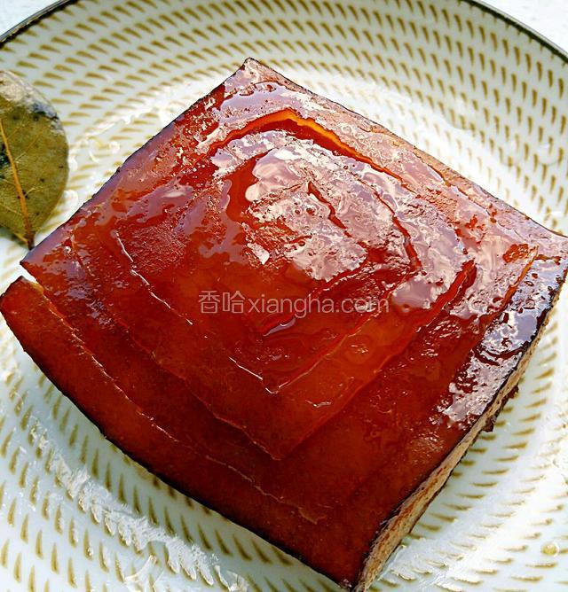 肉放凉，按肉的形状切，如图

