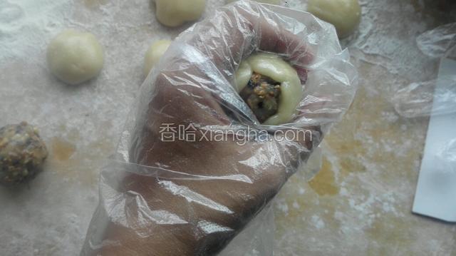 用手的虎口轻轻收口！