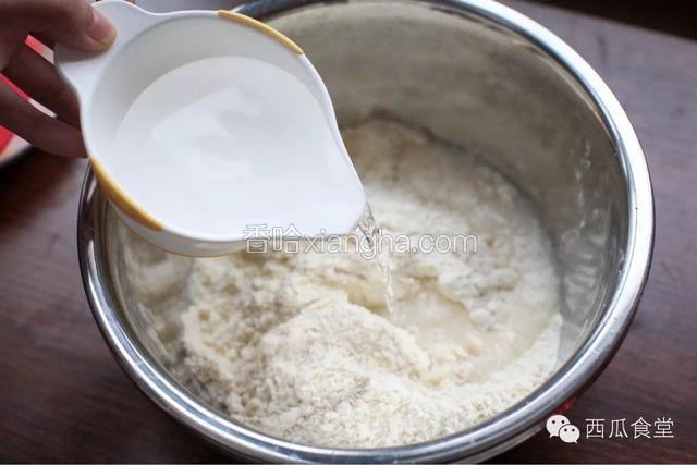 倒入水，水量并不绝对，要边加水边搅拌边观察，
我加了大概115克。