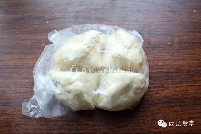 用手快速将其揉成面团，不需要过度揉搓。
在面团表面划十字刀，包上保鲜袋入冰箱冷藏1个小时以上。