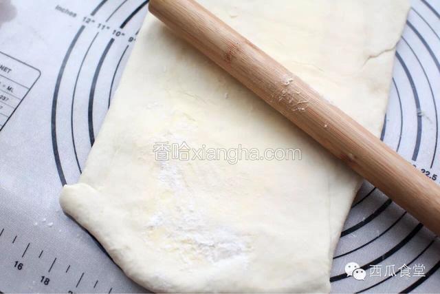 用擀面杖把面片轻轻的擀长，表面撒高粉防粘，擀的时候用力均匀。
擀的过程中如果有小部分破皮，可以用高粉补上。
操作温度建议在18度左右，22度以上黄油就容易变软漏油，一旦发现黄油变软需要立刻进入冰箱冷藏。
（在空调屋做起来吧）