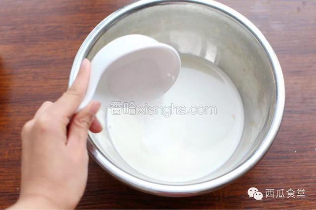 下面我们就开始做蛋挞液吧！
纯牛奶50毫升、淡奶油100毫升放在一个盆里，倒入白砂糖18克，搅拌至白糖融化。