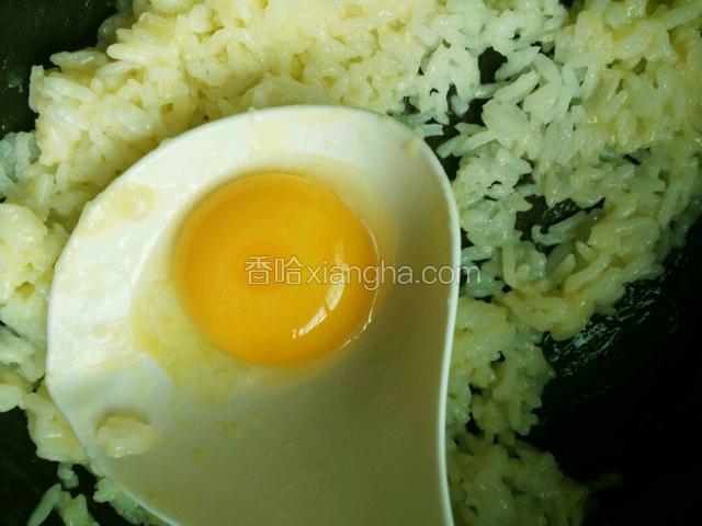 将蛋黄分离出来，与米饭搅拌均匀