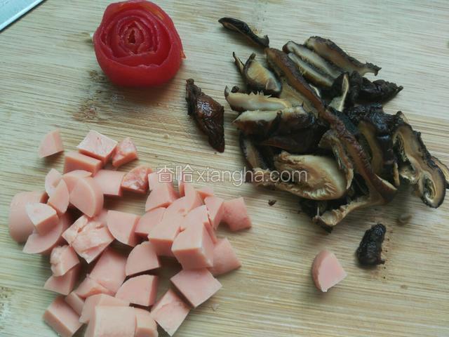 将泡好的干香菇洗净，切细
火腿肠切丁