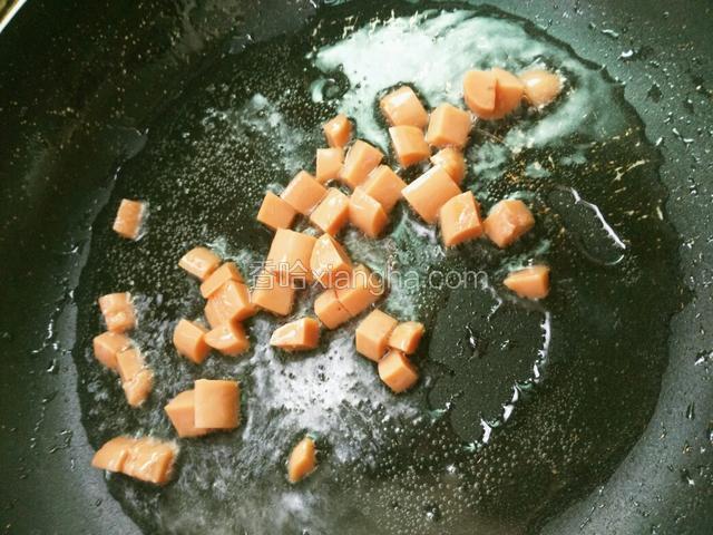 放入火腿肠快速翻炒