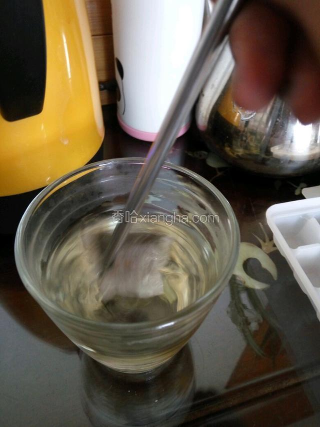 放茶在杯子里，加水，用调棍搅拌30秒。