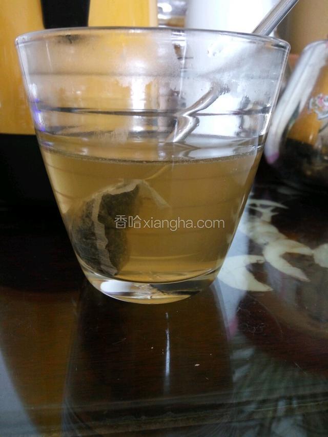 将茶搅拌至这个颜色。
