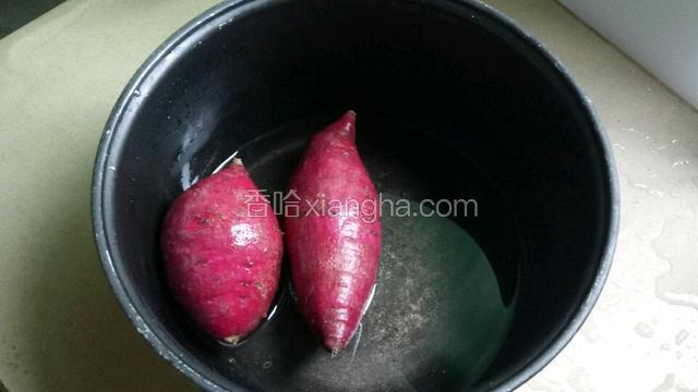 紫薯洗干净放进电饭锅里，加入适量水煮熟。