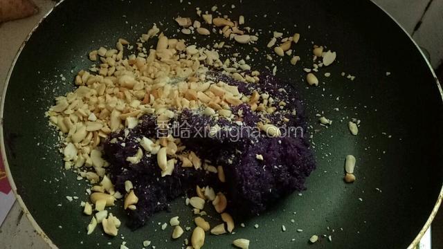 煮到比较黏，成团的时候下入花生碎搅拌均匀即可关火。
