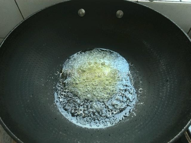 不粘锅放入黄油。