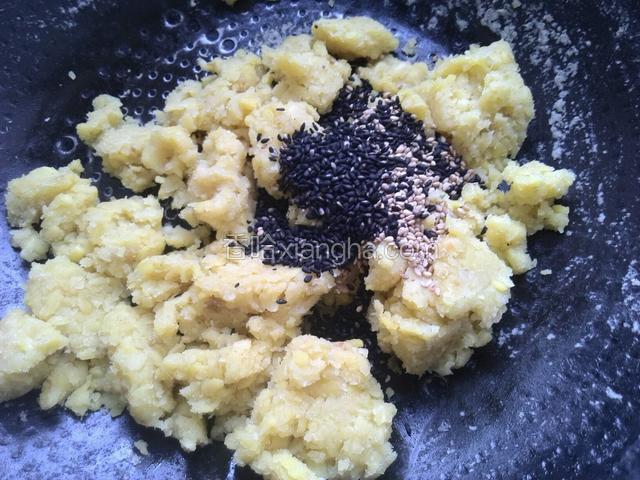 放入黑芝麻，白芝麻继续翻炒。