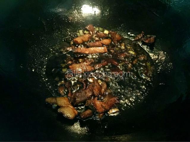 热锅冷油，油热加入葱花炒香，加入肉丝淋入酱油翻炒
