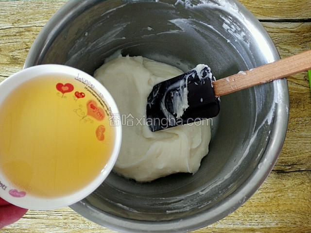 搅拌无粉颗粒在加入食用油拌均匀。