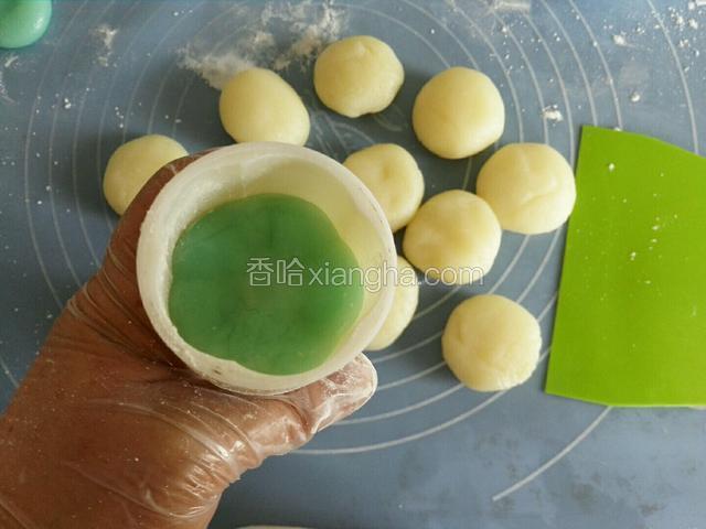然后把第十一步月饼面先放入模具里压实，放一边备用。