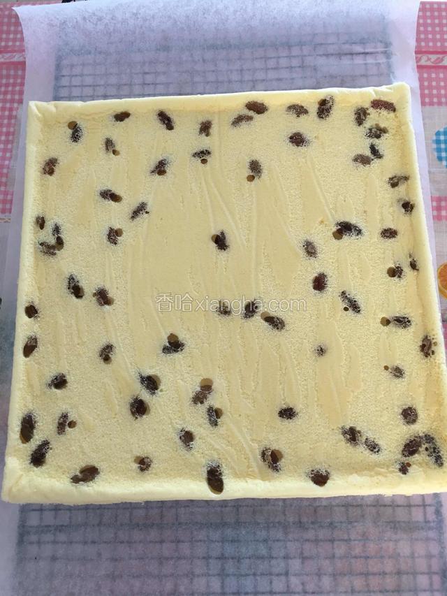蛋糕上面盖一张油纸倒扣出来