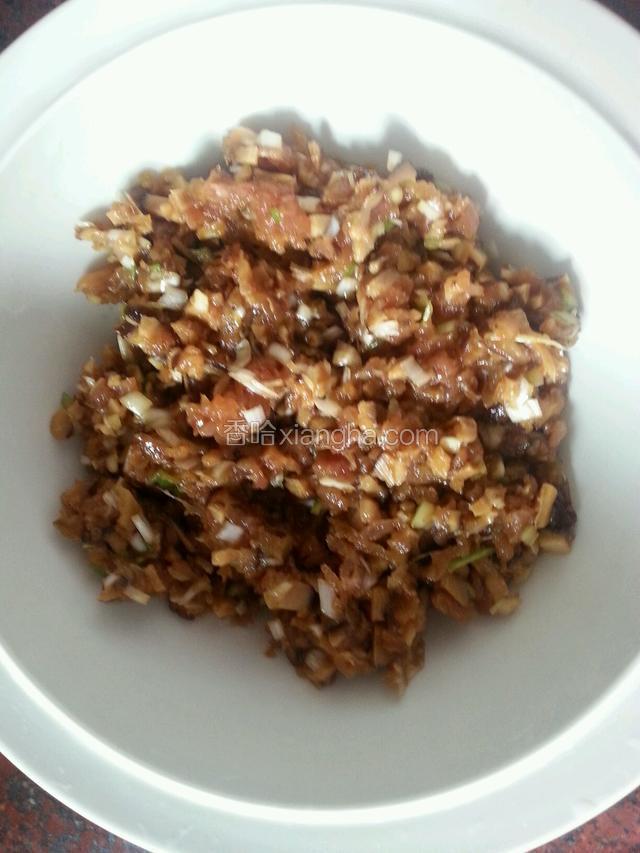 把切的肉和香菇大葱混合拌在一起，放点点盐巴，生抽，蚝油，香油，花生油拌匀腌一会。
