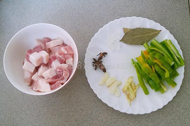 五花肉切成块儿，青椒，姜和大蒜切成丝，八角和香叶备好。