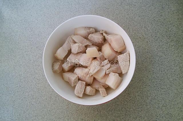 五花肉放入开水里焯一下水，捞出沥干。