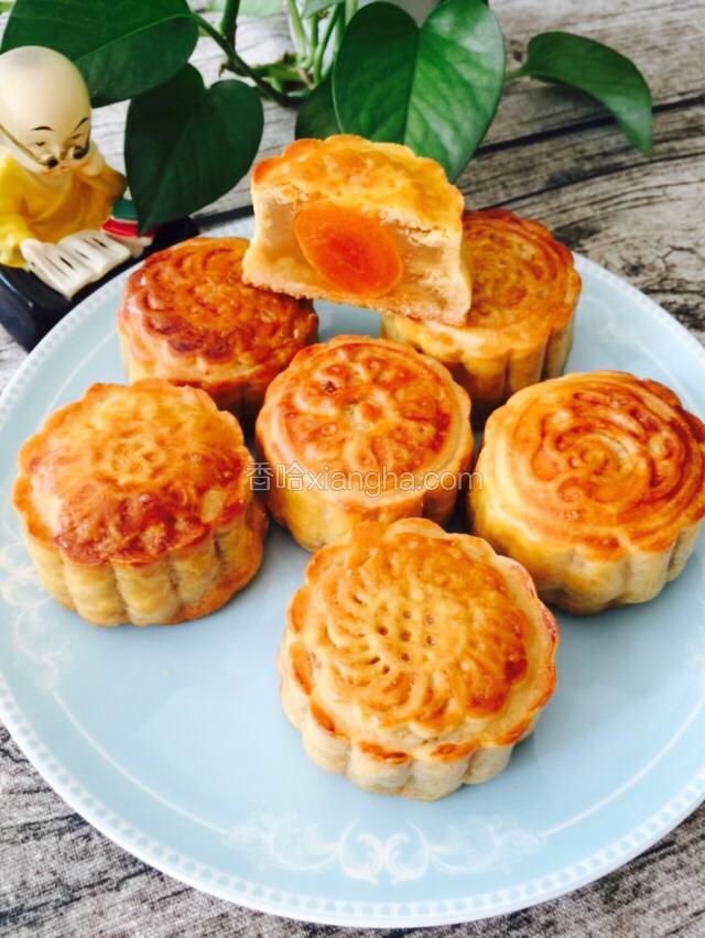 莲蓉蛋黄月饼