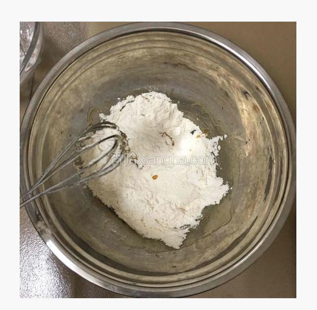 倒入备用的面粉