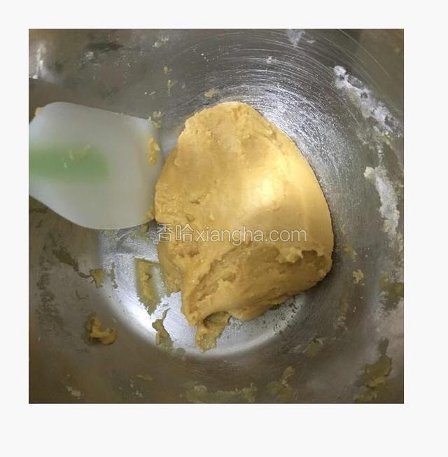 揉搓均匀，不要过度揉以免起筋影响月饼皮松软口感！